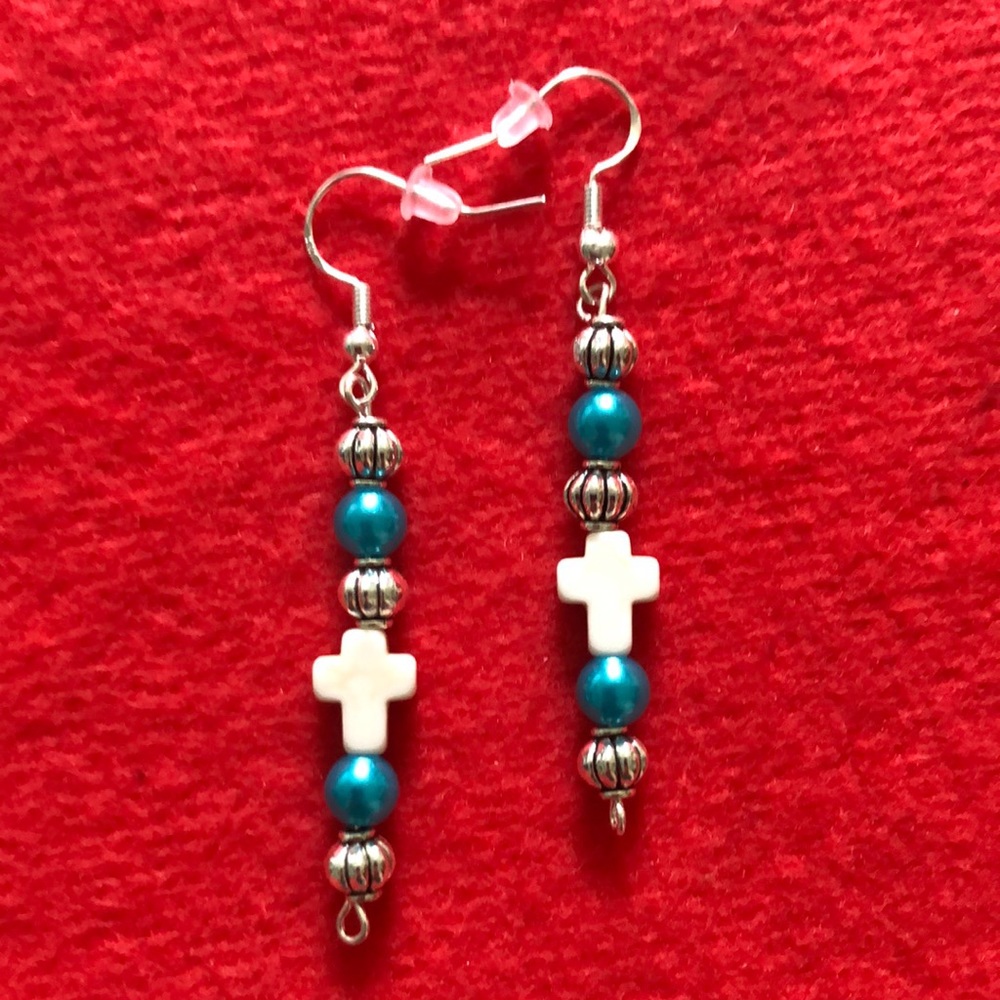 NWT, Handmade by A Charmed Life. Silver Dangle Earrings